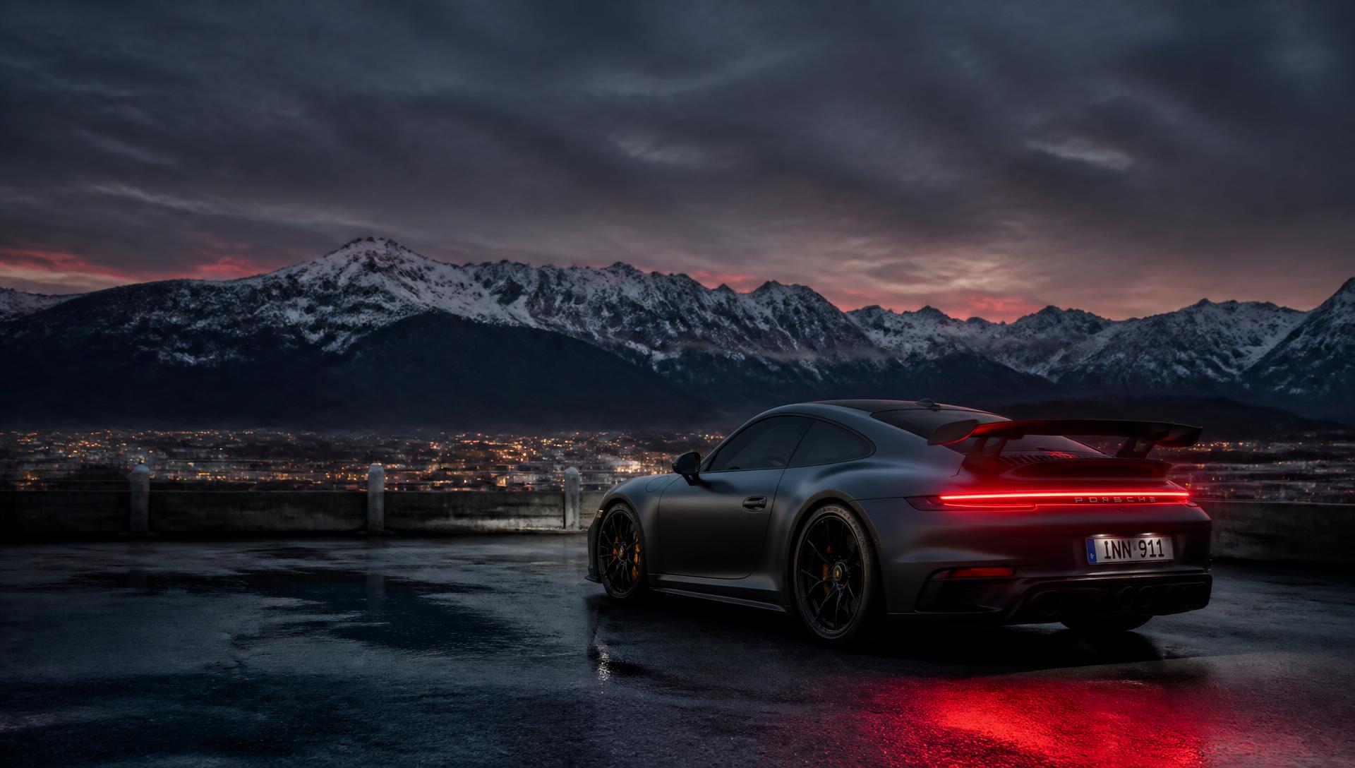 Sportwagen vor der Bergkulisse von Innsbruck bei Dämmerung